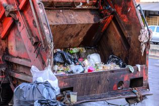  Jaka jest poprawna stawka VAT przy odsprzedaży usługi uprzątnięcia i wywozu odpadów