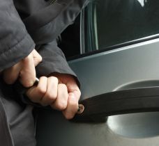 Zdarza się, że ma miejsce kradzież samochodu będącego środkiem trwałym spółki. 