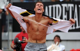 1. WŁOCHY, Rzym, 15 maja 2013: Jerzy Janowicz cieszy się ze zwycięstwa w meczu z Jo-Wilfriedem Tsongą. AFP PHOTO / TIZIANA FABI