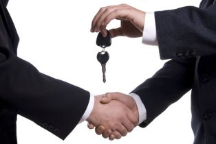 Jakie są skutki oddania wykupionego z leasingu auta do firmy leasingowej jako wkład własny