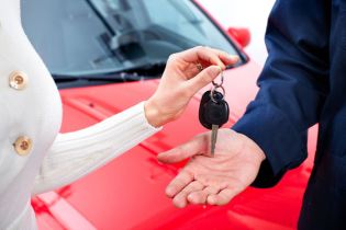 Sprzedaż samochodu wykupionego z leasingu a kasa rejestrująca