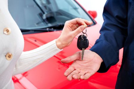 Podatnik (PKPiR i VAT) wykupił samochód osobowy po zakończeniu usługi leasingu i chce go sprzedać. 