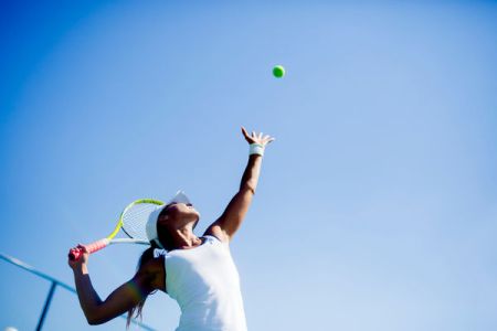  Jaką stawką VAT powinno opodatkować się świadczoną usługę nauki tenisa ziemnego